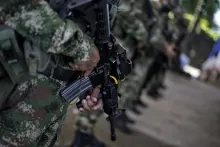 Pastor abusó de hijastra y según testigos estaba cavando un hueco para asesinarla y desaparecerla, el hombre fue capturado y espera cargos judiciales