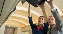 Conozca las razones por las que las azafatas no ayudan a guardar el equipaje de mano en los compartimientos superiores de los aviones.