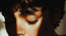 Bajar la mirada al hablar puede tener varios significados, desde timidez hasta respeto o incomodidad. Conozca las razones detrás de este comportamiento.