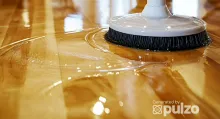 Descubra cómo hacer cera casera para pisos de forma fácil y económica. Con esta receta logrará un brillo espectacular y protegerá sus suelos.