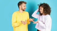 Por qué me pasa corriente cuando toco a alguien y qué materiales pasan ese chispazo: detalles y ejemplo | Por qué tocar a alguien saca un chispazo