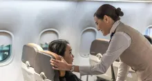 Conozca la verdadera razón de por qué las azafatas deben llevar las uñas cortas y qué reglas deben llevar y respetar las auxiliares de vuelo.