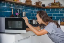 El truco para saber si un horno microondas es de bajo consumo eléctrico
