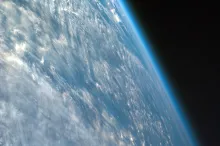 La imagen tomada sobre la parte noroeste del continente africano captura la curvatura de la Tierra y muestra su atmósfera. tomada desde el transbordador espacial el 4 de septiembre de 1997.