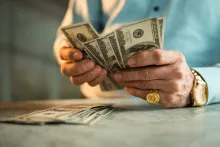 El dólar es visto como una reserva segura frente a la inflación local.