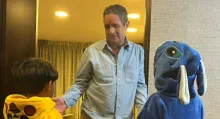 Críticas en redes contra Germán Vargas Lleras por, supuestamente, ofrecer azúcar de tinto a dos niños en Halloween.