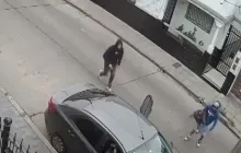 Momento en que los delincuentes arriban al lugar para robar a los periodistas.