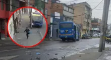 En video quedó accidente en el cual un bus del SITP chocó en Bogotá con una camioneta y por poco atropella a una mujer que se movilizaba por el sector.