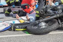 Un video muestra cómo un ciclista transitaba por la zona y se fue orillando, para, hacer un giro, cuando un motociclista parece desde atrás y lo choca.   