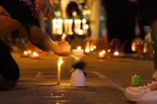 Encender velas amarillas sirve para atraer el dinero