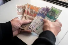 Tenga en cuenta que todos los empleados con contrato laboral tienen derecho a la prima de servicios, excepto aquellos que tienen contratos por prestación de servicios o son independientes.
