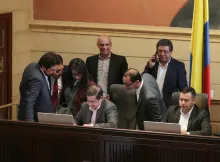De izquierda a derecha: ministro de Hacienda, Diego Guevara; ministro del Interior, Juan Fernando Cristo; presidente de la Cámara, Jaime Raúl Salamanca.