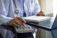 La UPC, unidad de pago por capitación, es con la que se financia la salud de cada usuario del servicio.