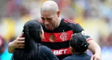 VIDEO Adriano el 'Emperador' rompe en llanto por mensaje de su papá muerto, creado por IA, durante partido de despedida en Brasil.