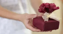 Cómo empacar un regalo entre envolverlo o meterlo en una bolsa | Por qué se envuelven los regalos | Quién inventó envolver los regalos 
