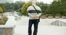 Por qué alguien camina con manos atrás | Qué significa tener las manos en los bolsillo del pantalón | Qué significa tocarse la nariz mientras se habla
