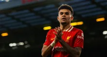 El colombiano Luis Díaz recibió una dura noticia en Liverpool: Arne Slot, su entrenador, lo borró para la Champions League y hay polémica en Europa.