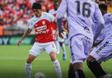 Noticias de Santa Fe: el equipo bogotano consiguió su primera victoria con el club y el jugador zipaquireño destacó en el medio campo.