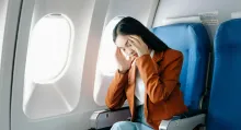Detalles sobre qué pasa por apoyar la cabeza en la ventana del avión y por qué es una práctica poco recomendable. Hay varias razones de mucho peso. 