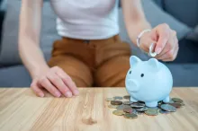 El ahorro y la inversión también es crucial para alcanzar metas financieras a largo plazo.