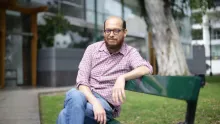 El politólogo peruano alerta sobre una fuerte erosión de la confianza en el sistema democrático por parte de una población que se siente defraudada y que empieza a ‘desertar’ de pactos, principios y códigos esenciales.