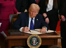 El presidente Donald Trump firmó la orden ejecutiva que impone nuevos aranceles a productos de México, China y Canadá.