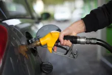 Cargar combustible puede parecer una tarea rutinaria, pero en Colombia, la falta de conocimiento sobre las normativas vigentes puede resultar en costosas multas.