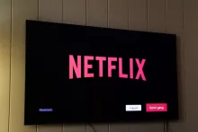 El logotipo de Netflix mostrado en una pantalla de televisión, en Noruega, el 10 de enero de 2025. (Foto de Jakub Porzycki/NurPhoto vía Getty Images)