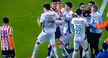 Sanción a Óscar García, técnico de Chivas, por patada a James Rodríguez, de León