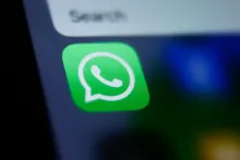 El ícono de whatsaap reflejado en la pantalla de un celular