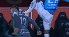 Patada de Elías Montiel a James Rodríguez en partido Liga MX entre Pachuca y León: comentarista mexicano, criticado por pedir que no era roja.