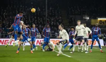 Jefferson Lerma de Crystal Palace mete el balón en la red solo para que su esfuerzo sea anulado por fuera de juego.