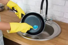 Conozca cómo eliminar la grasa quemada en los sartenes sin necesidad de rayar el utensilio de cocina y el ingrediente secreto que se está utilizando.