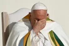 El papa Francisco sigue bajo cuidados médicos en una clínica de Roma.