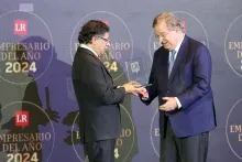 Jaime Gilinski con el Presidente Gustavo Petro, en la entrega del premio Empresario del año en Colombia