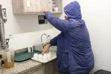 El kit de carretera es obligatorio para todos los conductores de vehículos y no tenerlo acarrea una multa de 811.740 pesos. Esto debe tener el kit.