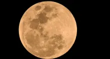 Fotografías muestran cómo la Luna se comenzó a teñir de rojo, durante el fenómeno astronómico de eclipse de luna del 14 de marzo de 2025.