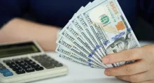 Precio del dólar en Colombia a $4.100 no es real, según el economista Mauricio Cárdenas, quien advierte subida por decisiones políticas.