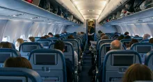 Por qué cambiar de asiento en un avión puede ser peligroso, cómo se asignan las sillas en vuelos no llenos y cuáles son las más seguras: detalles y peligro