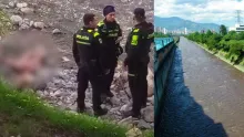 • Bomberos Medellín tuvieron que realizar la extracción del cadáver del afluente.