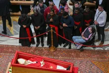 Miles de fieles han visitado al papa, que se encuentra en la basílica de San Pedro.