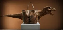 Una propuesta innovadora plantea reemplazar el cuero convencional con uno derivado del ADN del Tyrannosaurus rex.
