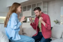 Trucos para levantar un carro sin gato hidráulico | Qué es lo primero que tiene que hacer en caso de un pinchazo | Es mejor tapar o parchar un neumático?