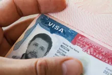 Permite no solo viajar dentro del territorio nacional, sino también realizar cruces terrestres y marítimos hacia destinos. 