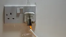El cargador del celular no se debe ubicar en zonas inflamables.