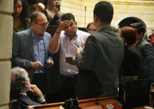 Hundimiento de la consulta popular; ministro del interior, Armando Benedetti, y secretario del Senado, Diego González.