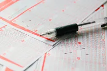 La inteligencia artificial sugiere un día de la semana, que podrían aumentar las posibilidades de éxito en juegos de azar.