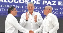  Gustavo Petro, sellando su promesa con Antonio García, comandante del ELN. Miguel Díaz-Canel, presidente de Cuba, fue el testigo principal. 