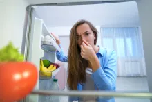 Este simple utensilio de baño puede acabar con los malos olores en su nevera