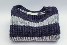 Experta explica por qué se debe cortar la etiqueta de ropa.